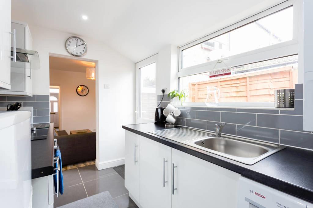 Ashton House - Stylish 2 Bedroom House, Close To Luton Town Center & Airport מראה חיצוני תמונה