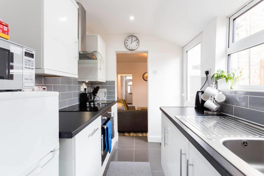 Ashton House - Stylish 2 Bedroom House, Close To Luton Town Center & Airport מראה חיצוני תמונה