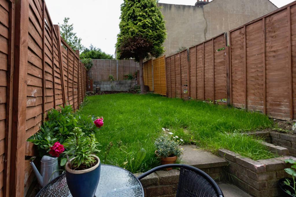 Ashton House - Stylish 2 Bedroom House, Close To Luton Town Center & Airport מראה חיצוני תמונה